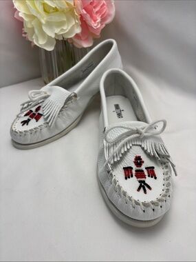 Minnetonka Women’s 10 White Beaded Fringe Moccasins with Red and Black Accent346